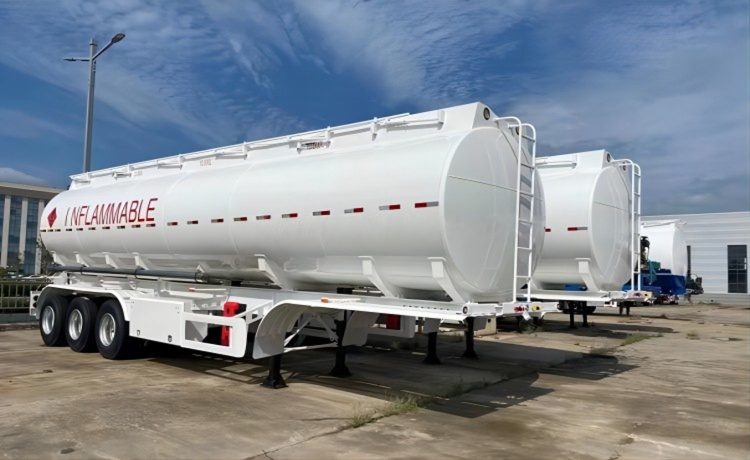 42,000 Liter Tri-Axle Oil Tanker Trailer - Image 4