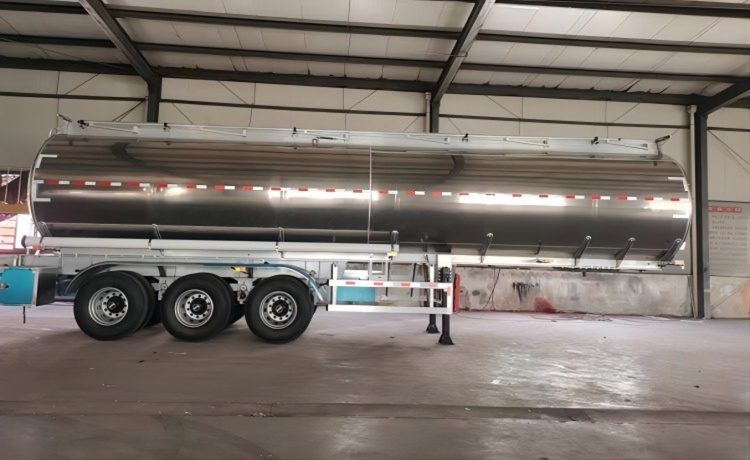 45,000 Liter Tri Axle Aluminum Alloy Tanker Trailer - Image 6