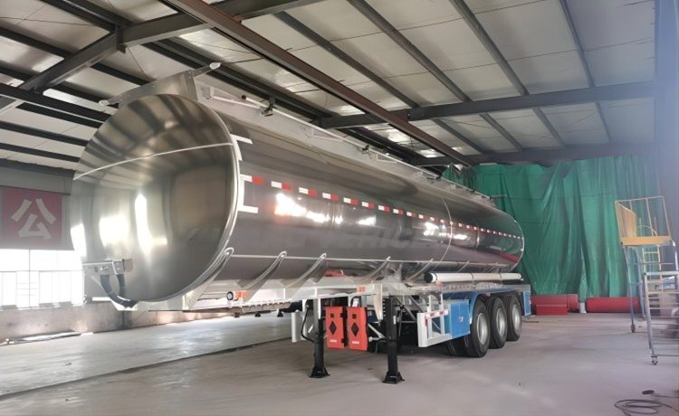 45,000 Liter Tri Axle Aluminum Alloy Tanker Trailer - Image 7