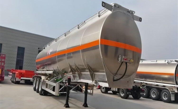 45,000 Liter Tri Axle Aluminum Alloy Tanker Trailer - Image 2